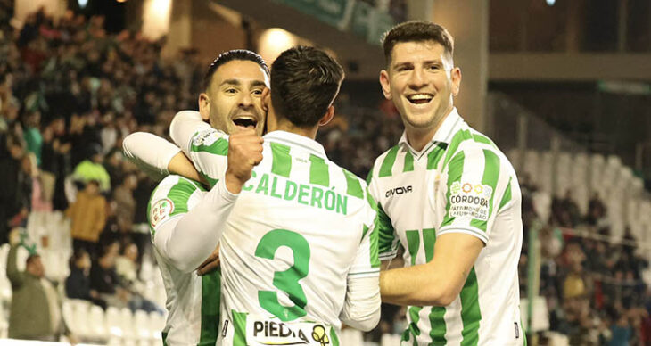 Kike Márquez celebrando con Calderón y Toril el tanto que abría la goleada ante el Atlético de Madrid B.