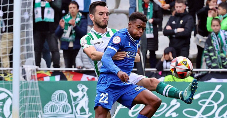 Lapeña tratando de robar una pelota a Alassan. Foto: UD Melilla