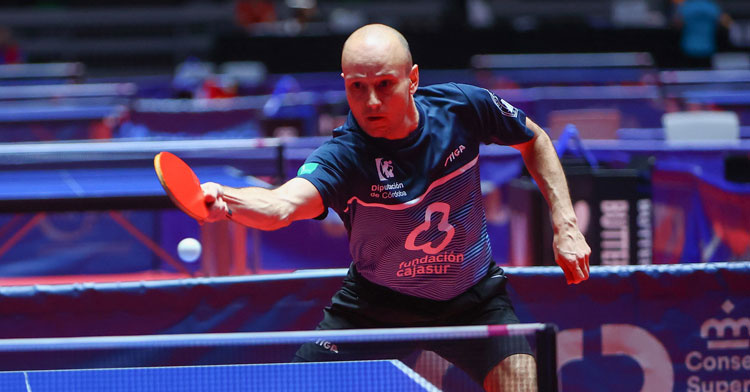 Carlos Machado golpeando una pelota de revés. Foto: RFETM