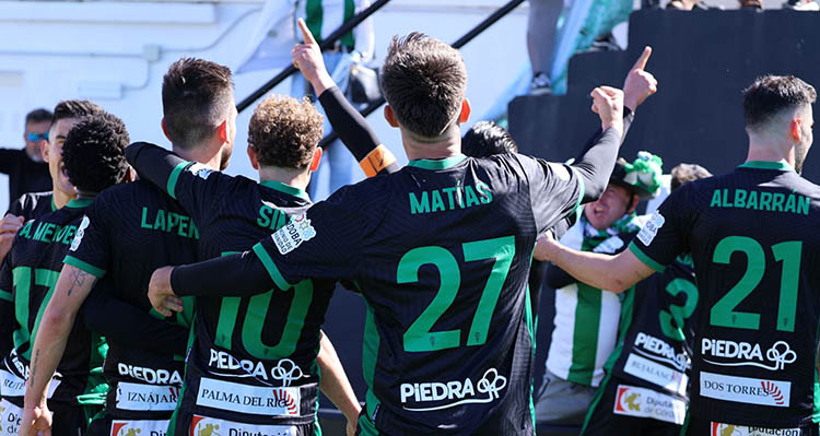 Los jugadores del Córdoba CF celebrando con la afición el empate final logrado en Ceuta.