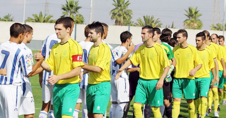 El cuadro auriverde saludando al Atlético Onubense antes de empezar. Foto: Montilla CF