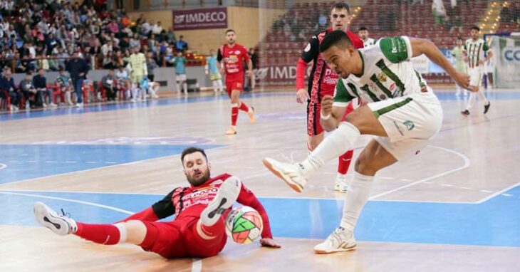Osamanmusa tratando de disparar ante el cuadro charcutero. Foto: Córdoba Futsal