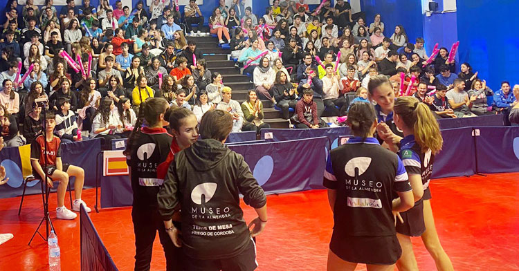 Las jugadoras del Museo de la Almendra Francisco Morales celebran la victoria en la ida de cuartos de la Europe Cup ante el UCAM Cartagena ante un grada repleta en el Centro de Tecnificación