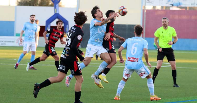 Lance del derbi entre el Salerm y el Ciudad de Lucena. Foto: Antonio Quintero