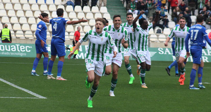 Simo celebrando el primer gol del partido ante el Melilla perseguido por sus compañeros.