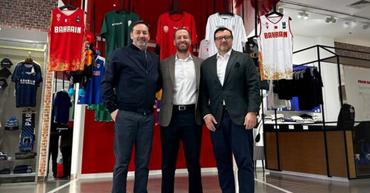 Fernández Monterrubio, Faisal bin Jamid y Antonio Alquézar posando en Baréin. Imagen: @faisalbinjamil
