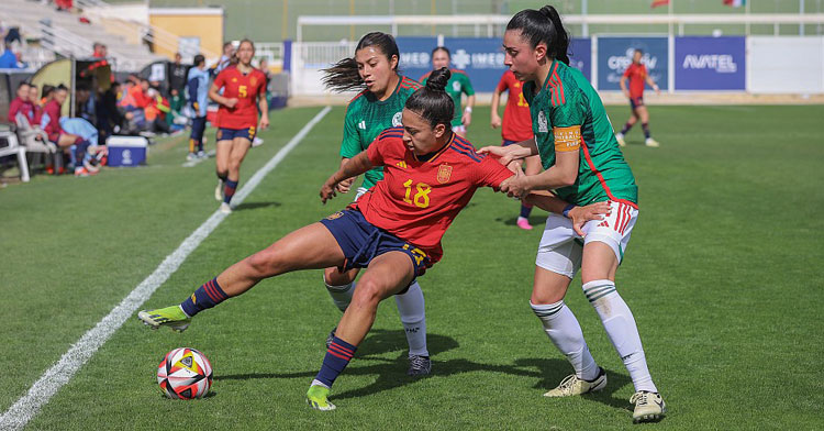 Wifi protegiendo la pelota ante dos jugadoras mexicanas. Foto: RFEF