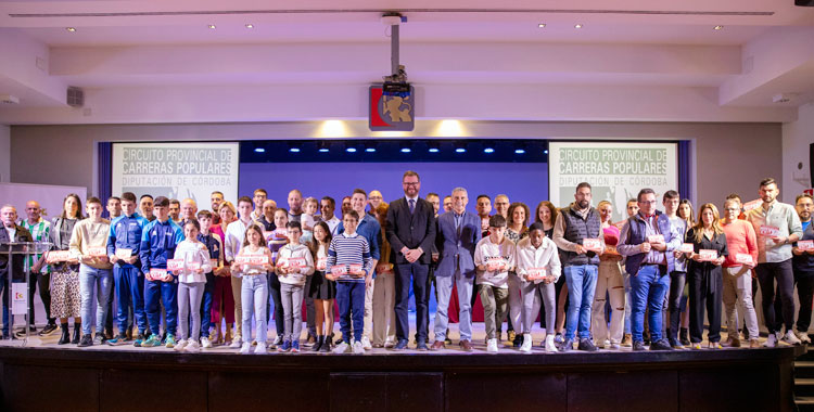 La foto de familia de los premiados en Diputación