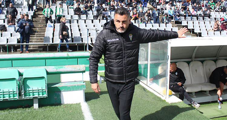 Iván Ania en la banda de El Arcángel tras saludar al técnico de un tocado Atlético Baleares, Juanma Barrero.