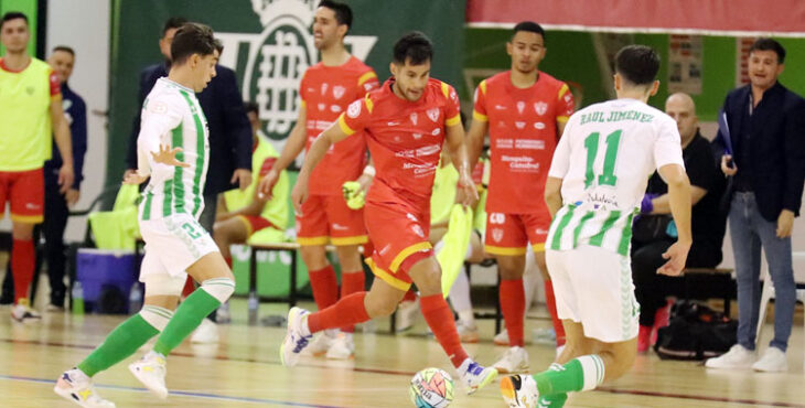 Mareco conduce un balón en el partido de ida ante el Real Betis Futsal. Foto: Córdoba Futsal