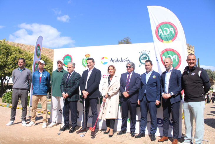 Las distintas autoridades presentes en la presentación del XXXV Cto. de la PGA España by Córdoba junto a Marcos y Víctor Pastor.