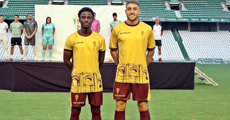 Adilson y Casas posando con la tercera equipación de la temporada 2023-24, nunca enviada por Givova. Foto: CCF