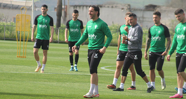 Adri Castellano mostrando su mejor sonrisa atisbando la luz al final del túnel en el mejor momento de la temporada del equipo.