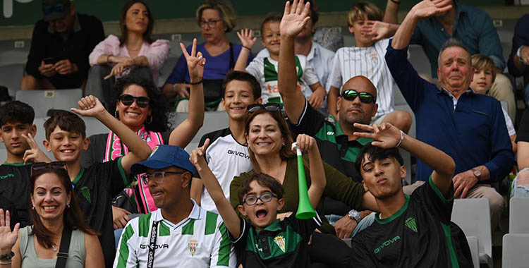 El cordobesismo saludando ilusionado en busca del triunfo ante el San Fernando.