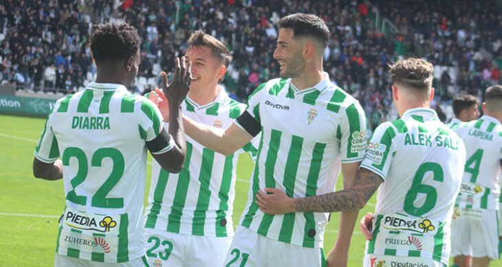 Albarrán y Carracedo felicitan a Diarra por su gol ante el Baleares.