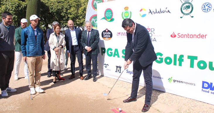 El alcalde de Córdoba José María Bellido ensayando el swing durante la presentación del Cto. de la PGA España by Córdoba.