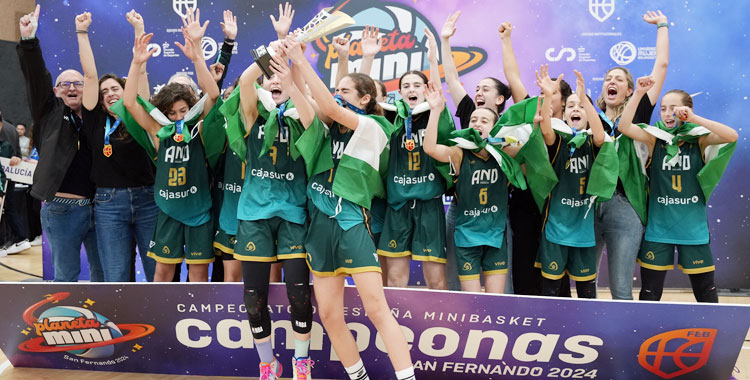 Las jugadoras de Andalucía levantando el trofeo nacional conquistado. Foto: FAB