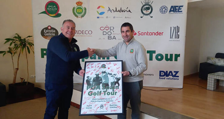 Al mal tiempo buena cara. El presidente de la PGA Spain, Ander Martínez, y el gerente del Real Club de Campo, Javier Fernández, sonríen para anunciar la nueva fecha del XXXV Campeonato de la PGA España by Córdoba.