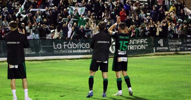 Los jugadores del Córdoba aplauden a la afición en Antequera. Foto: CCF