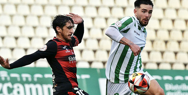 Acción del derbi entre el Córdoba B y el Salerm Puente Genil. Foto: CCF