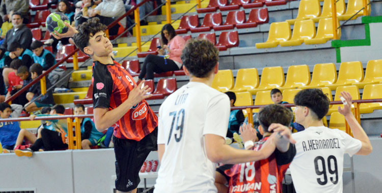 Un jugador del Córdoba de Balonmano lanza en la final de cadete masculino. Foto: @CordobaHCup