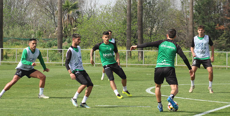 Calderón y Kuki Zalazar ante Carracedo que busca un compañero al que pasar el balón.