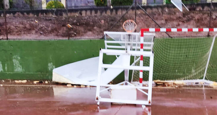 Una canasta tumbada en la pista polideportiva de Menéndez Pidal.