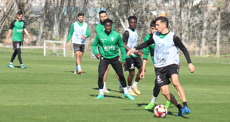 Christian Carracedo controlando el balón con Adilson y Diarra al fondo.