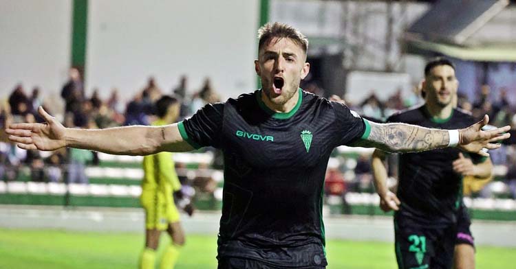 Casas celebra un gol en Antequera. Foto: CCF