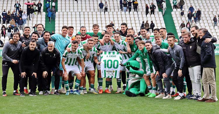 Casas recibe el homenaje del club por sus 100 partidos. Foto: CCF