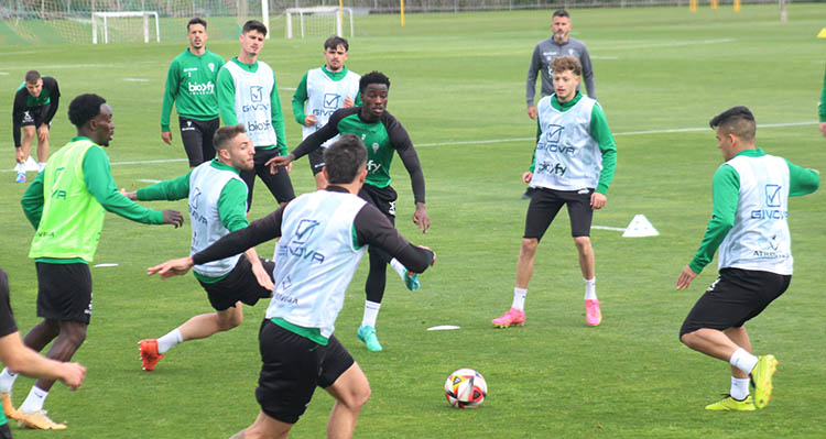 Pugna por el balón. Antonio Casas busca el balón ante Adilson y Kuki Zalazar, bajo la mirada de Iván Ania en la vuelta de Toril a los entrenamientos.
