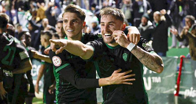 Antonio Casas celebrando su primer gol con Álex Sala.
