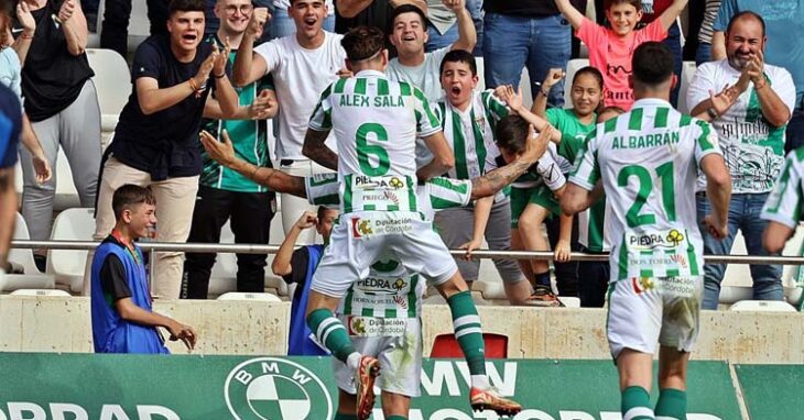 Los jugadores del Córdoba celebran el gol ante el San Fernando. Foto: CCF