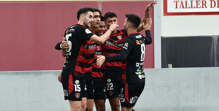 Los futbolistas del Salerm Puente Genil celebrando uno de sus goles al Xerez CD. Foto: Tino Navas / Salerm Puente Genil