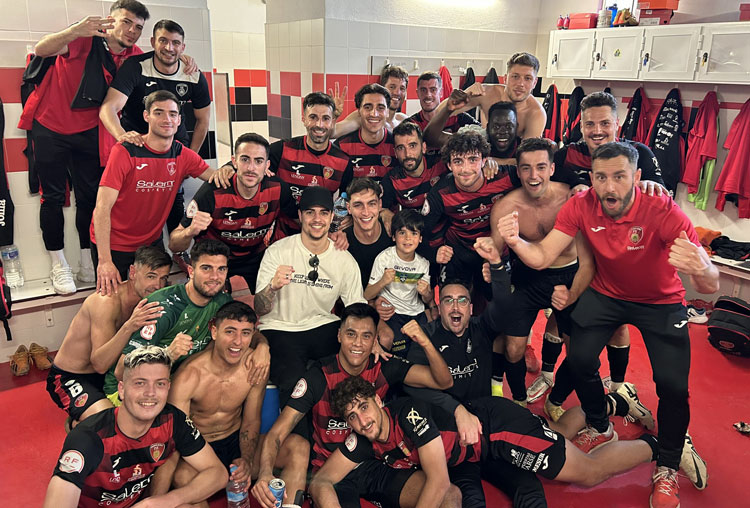 La locura rojinegra en el vestuario tras tumbas al líder, el Xerez CD. Foto: Tino Navas / Salerm Puente Genil