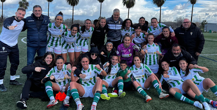 Chico junto a sus jugadoras celebrando uno de sus últimos triunfos. Foto: CCF