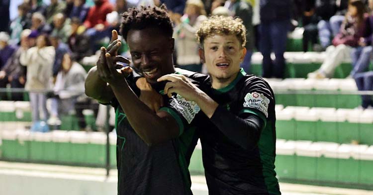 Diarra celebra junto a Simo su gol en Antequera. Foto: CCF