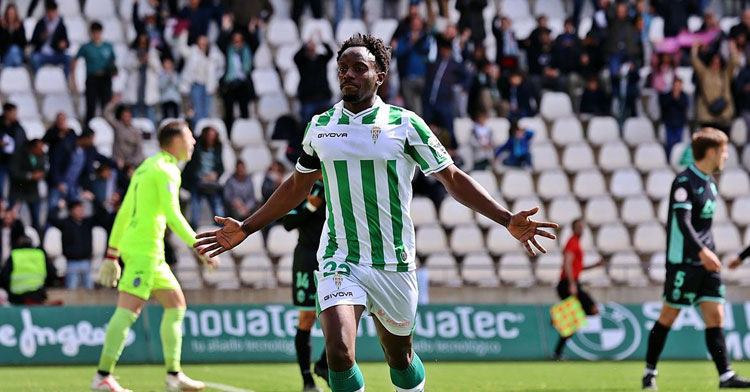 Diarra abre los brazos para celebrar su diana al Atlético Baleares. Foto: CCF