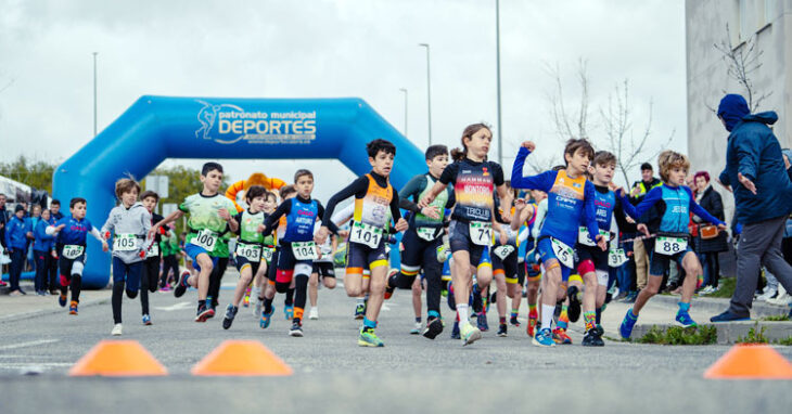 Algunos de los jóvenes duatletas en plena competición. Foto: Ana Rodd / Federación Andaluza de Triatlón