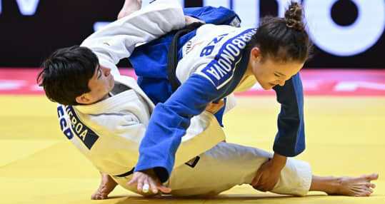 Julia Figueroa batiendo a Kurbonova. Foto: IJF