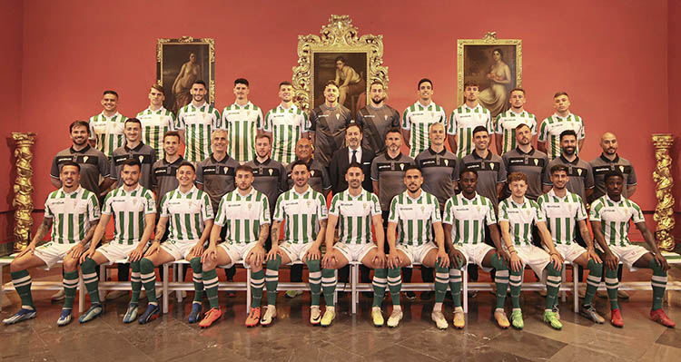 La plantilla del Córdoba CF 2023-24, sin Dragi Gudelj, posando en el museo Julio Romero de Torres para inmortalizar la foto del curso en el que se espera dar el salto al fútbol profesional.