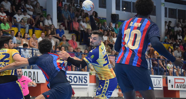 Gonçalo Ribeiro armando el brazo en el partido de la primera vuelta ante el Barça al que ahora toca visitar en el Palau.