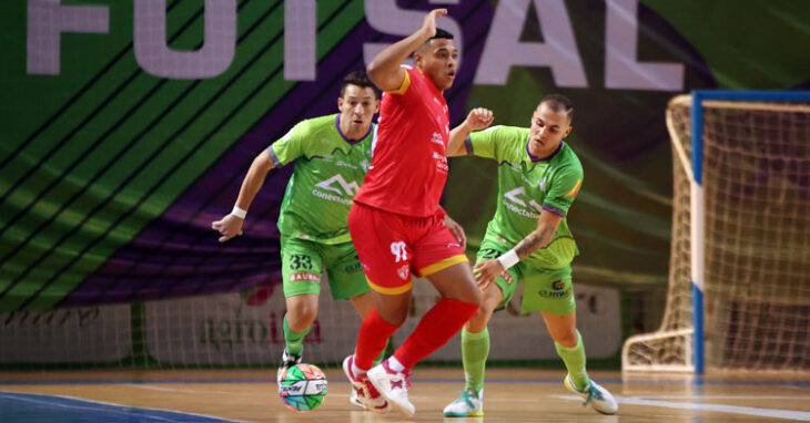 Guilherme trata de mantener la posesión, encimado por dos jugadores del cuadro balear. Foto: Mallorca Palma Futsal