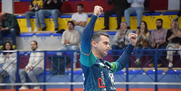 Álvaro de Hita celebrando una de sus más de diez decisivas paradas.