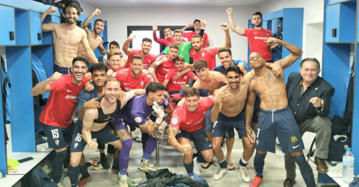 Los jugadores del equipo azulino tras ganar su final al Atlético Baleares. Foto: San Fernando CDI