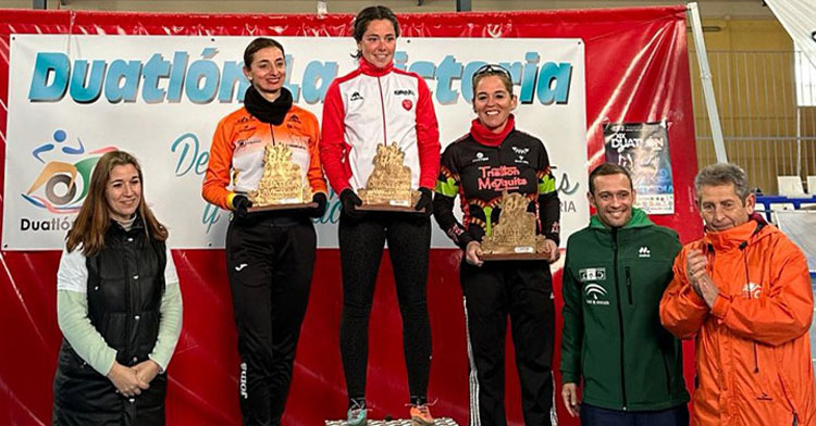 Irene Cabrera en el podio femenino. Foto: Federación Andaluza de Triatlón