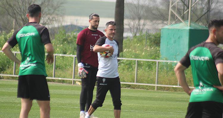 Iván Ania dando instrucciones a sus hombres con Lluis Tarrés al fondo.