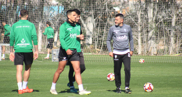 Iván Ania departiendo con sus hombres al término del entrenamiento.