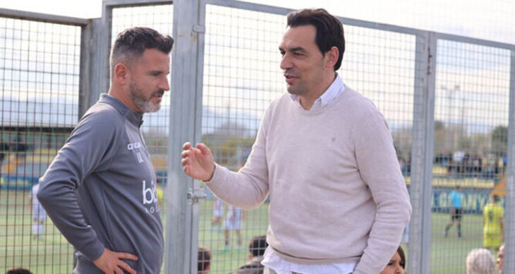 Iván Ania departiendo con el excordobesista Miguel Tena, actual director deportivo del Villarreal, en la Ciudad Deportiva de los 'groguets'.