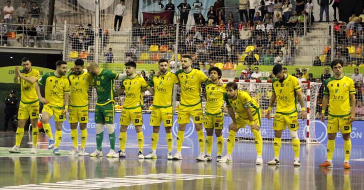 Los jugadores del Jaén siguen la tanda de penaltis. Foto: Jaén Paraíso Interior